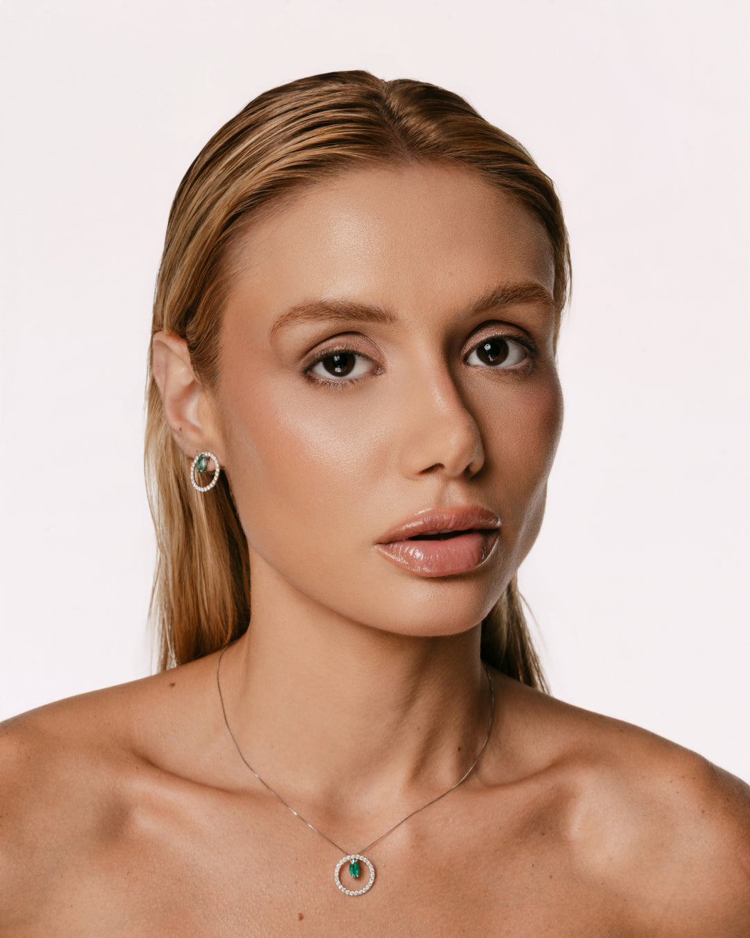 PINGENTE ORBIS  COM ESMERALDA E DIAMANTES