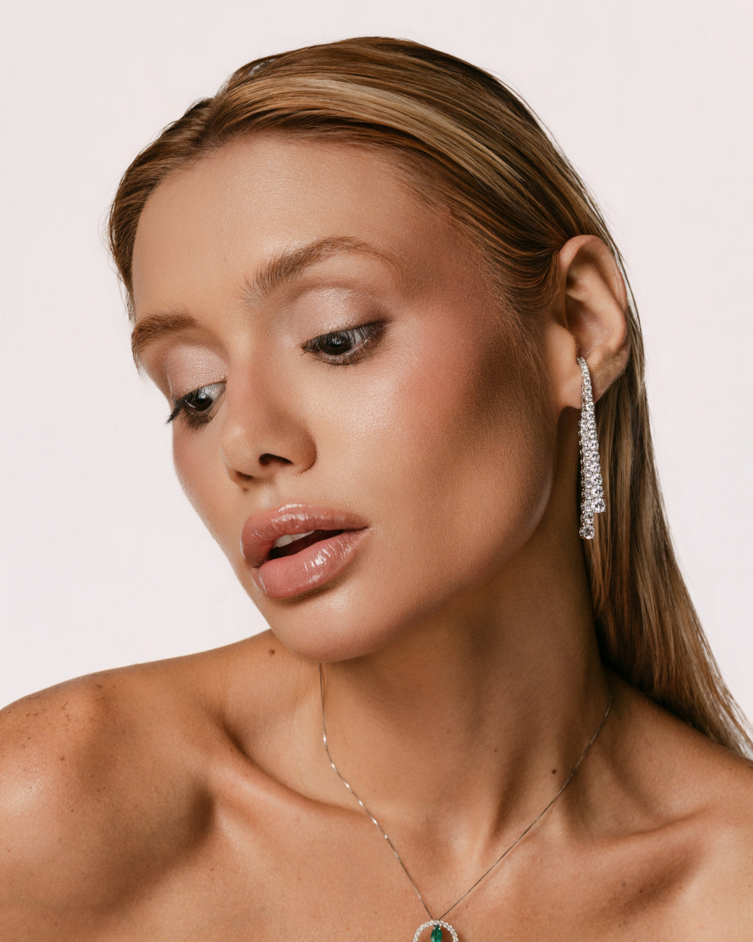 PINGENTE ORBIS  COM ESMERALDA E DIAMANTES