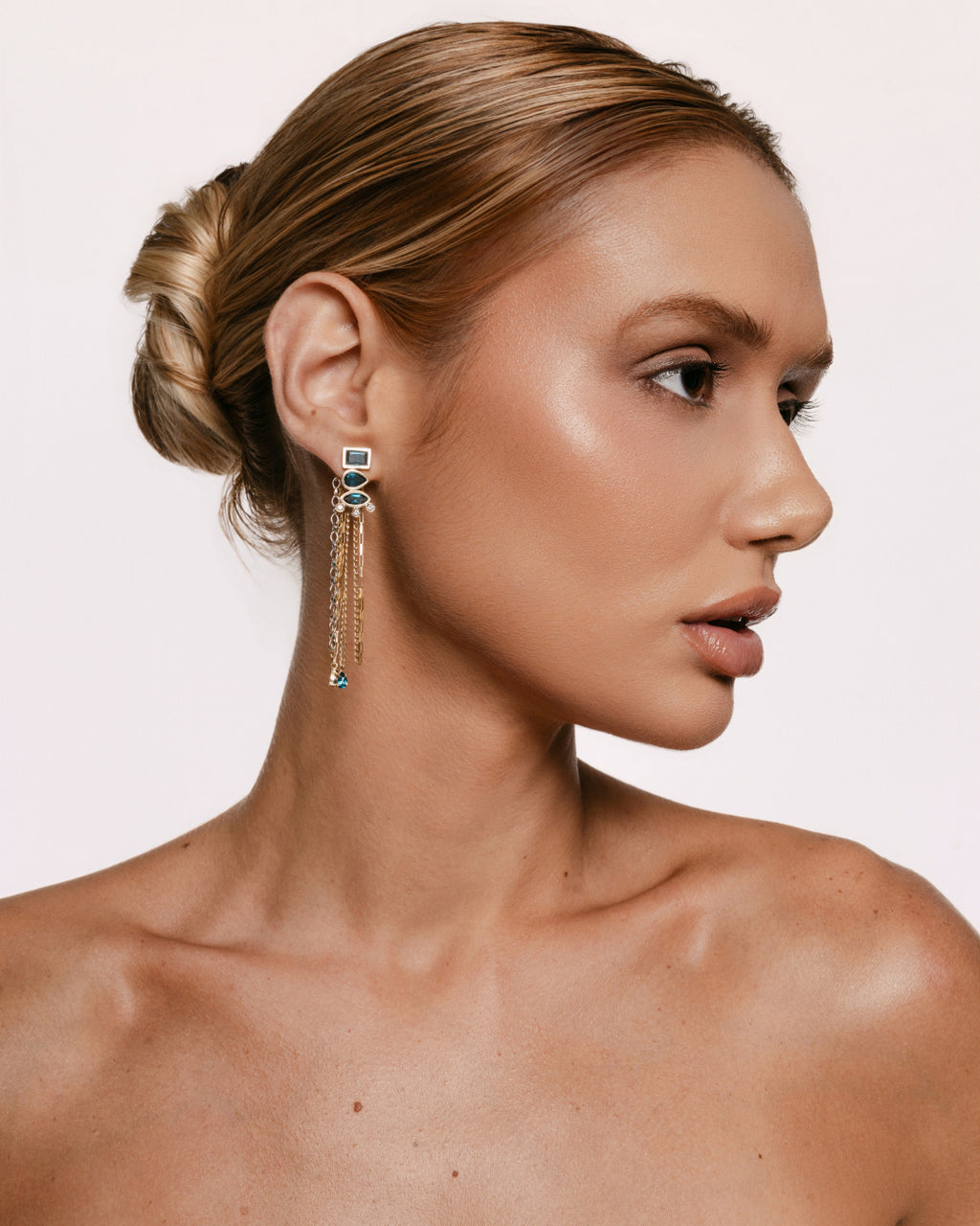 BRINCO AZURINE EM OURO 18K TOPÁZIO LONDON  E DIAMANTES
