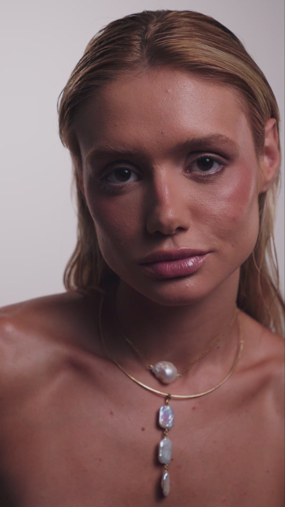 PINGENTE TRILOGÍA ABISSAL COM PÉROLAS ACHATADAS