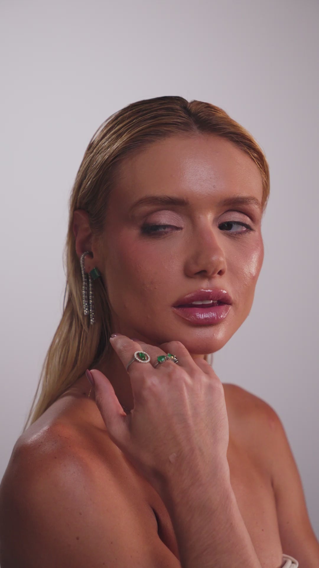 ANEL ORBIS COM ESMERALDA E DIAMANTES