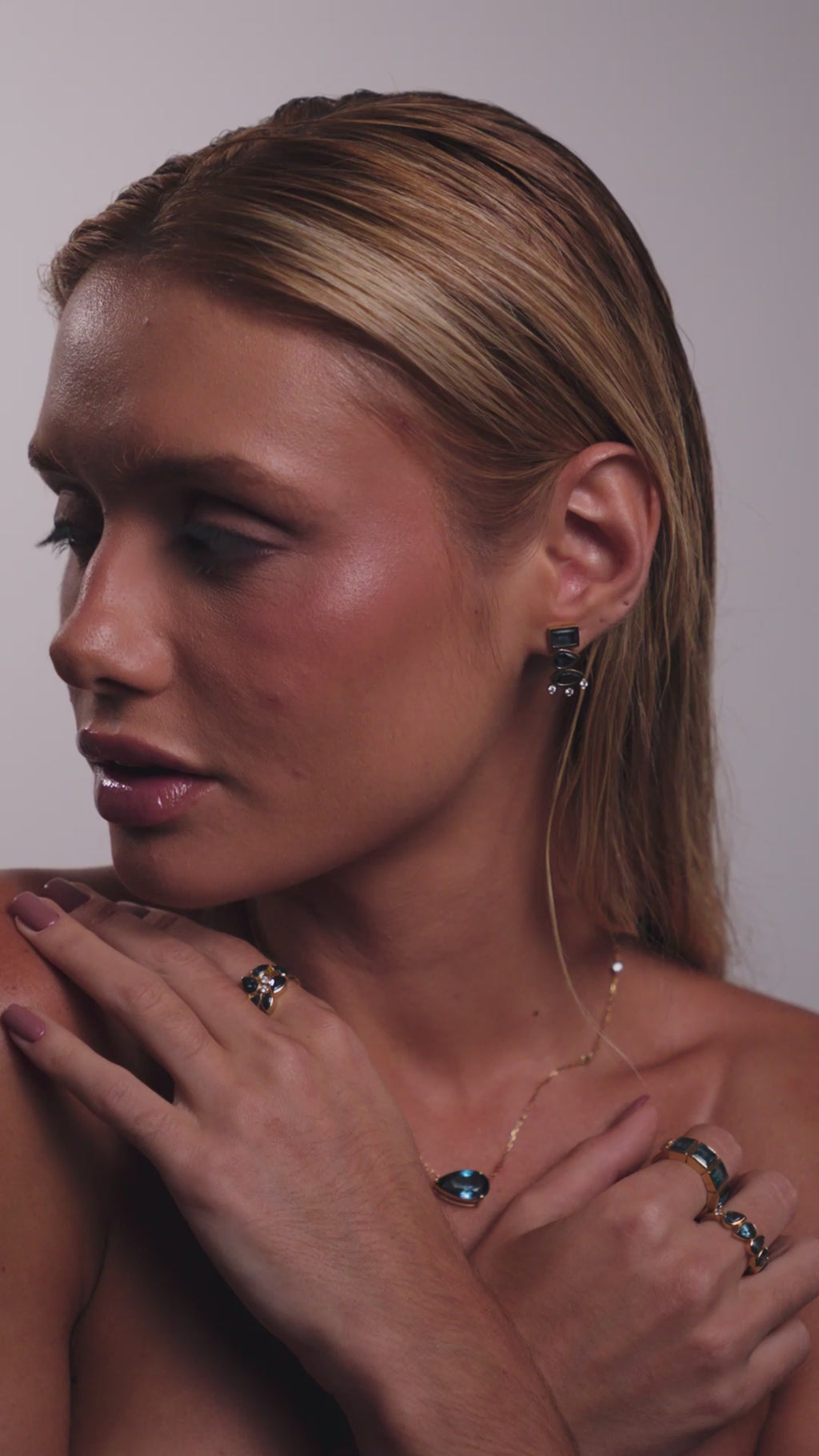 BRINCO AZURINE EM OURO 18K TOPÁZIO LONDON  E DIAMANTES