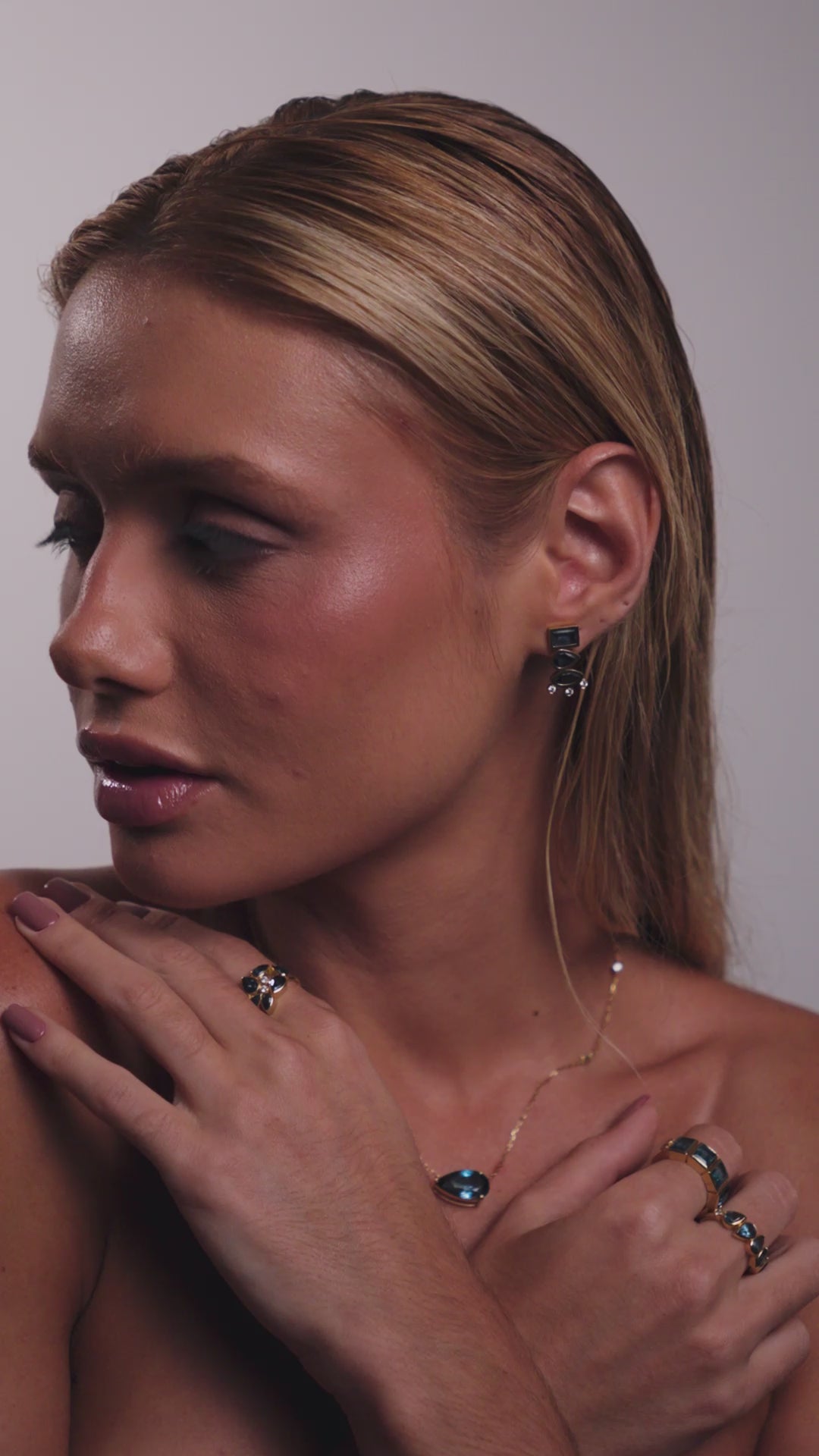 BRINCO AZURINE EM OURO 18K TOPÁZIO LONDON  E DIAMANTES