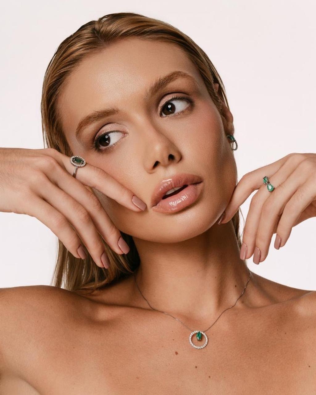 ANEL ORBIS EM OURO 18K COM ESMERALDA E DIAMANTES