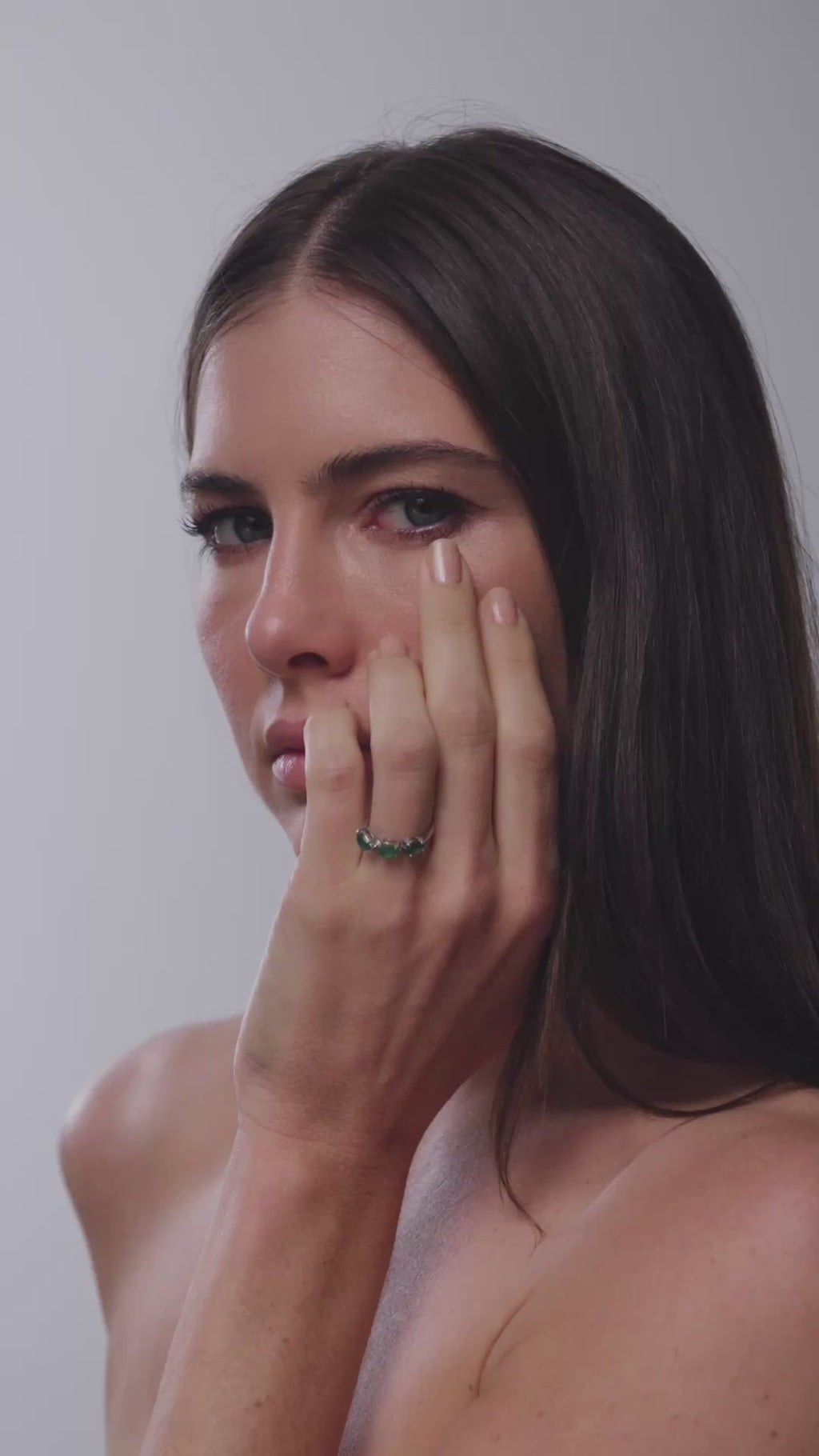 ANEL ESMERO MARIAS EM OURO BRANCO E ESMERALDA