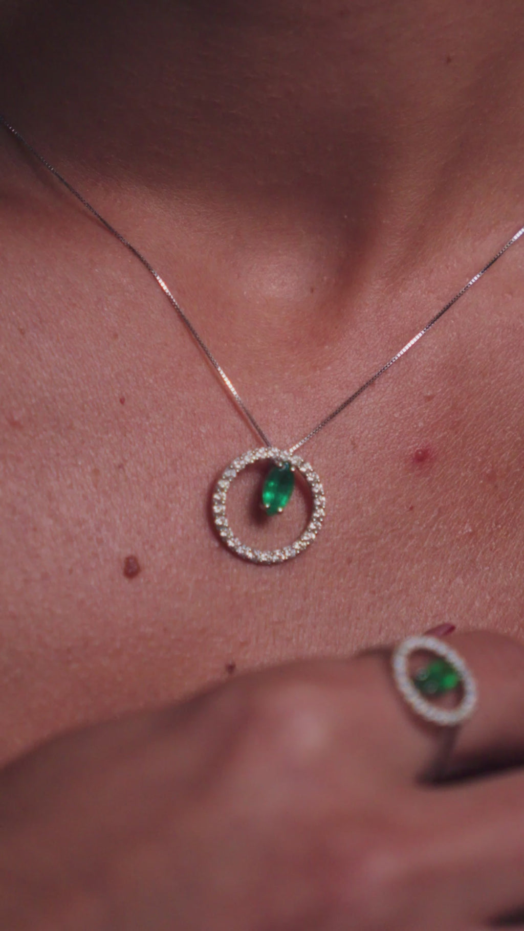 PINGENTE ORBIS  COM ESMERALDA E DIAMANTES